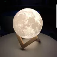 Lampă cu LED în designul Lunii Luna