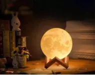 Lampă cu LED în designul Lunii Luna